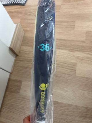 Pala de pádel azul y verde