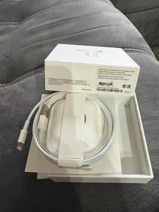Caja AirPods con Cable.