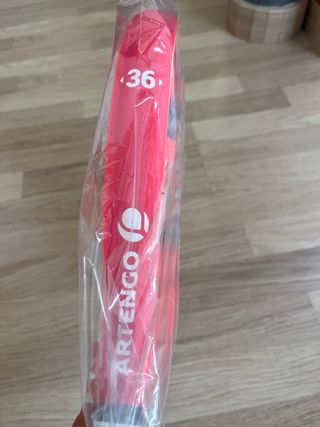 Pala de pádel roja y azul