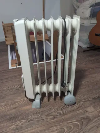 Radiador eléctrico con ruedas. 2 por 50 €.