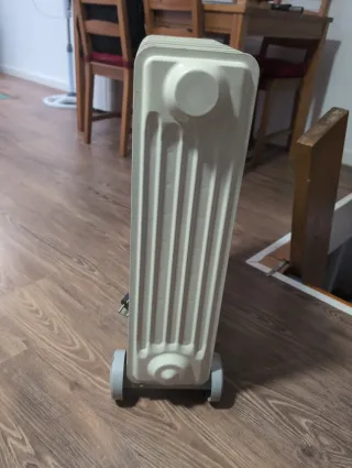 Radiador eléctrico con ruedas. 2 por 50 €.