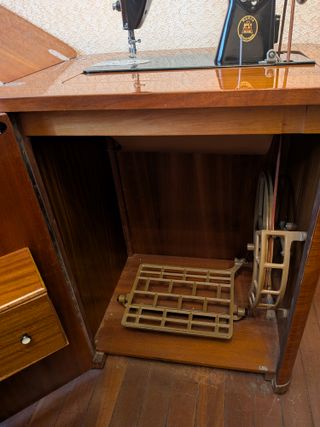 Mueble Máquina Coser Alfa Madera