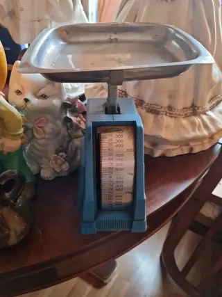 Balanza antigua de cocina azul