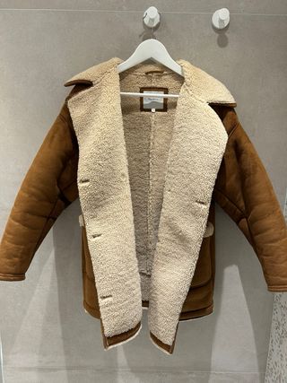 Abrigo piel Pepe Jeans marrón.