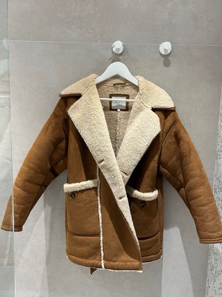 Abrigo piel Pepe Jeans marrón.