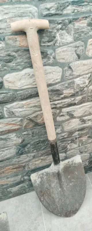 Pala de obra y mango de madera.