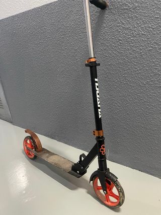 Patinete con ruedas grandes