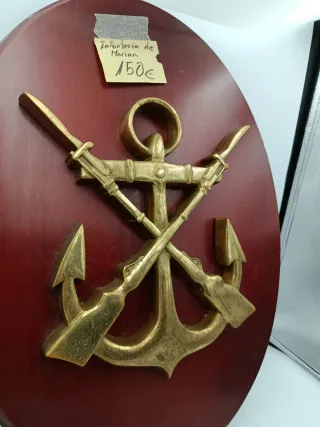 METOPA DE MADERA CON INSIGNIA DE ANCLA Y FUSILES