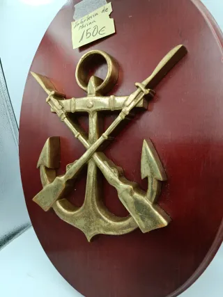 METOPA DE MADERA CON INSIGNIA DE ANCLA Y FUSILES