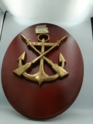 METOPA DE MADERA CON INSIGNIA DE ANCLA Y FUSILES