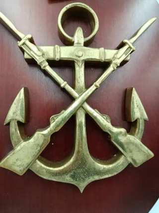 METOPA DE MADERA CON INSIGNIA DE ANCLA Y FUSILES