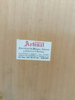 METOPA DE MADERA CON INSIGNIA DE ANCLA Y FUSILES