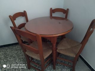 Mesa redonda cristal y 4 sillas madera