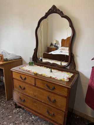 Cajonera antigua con espejo