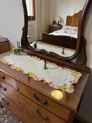 Cajonera antigua con espejo