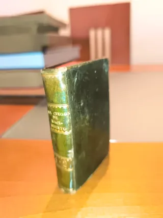 Libro diminuto antiguo