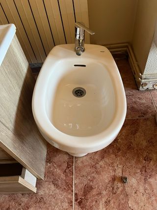 Conjunto baño: lavabo, bidé, inodoro, armario