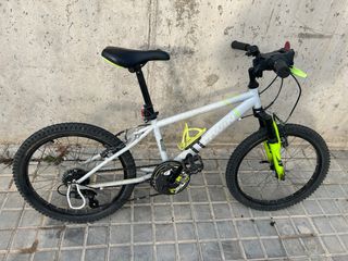 Bicicleta infantil blanca y verde