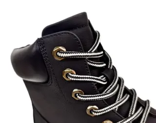 Bota de montaña negra