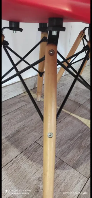 4 Sillas Rojas Plástico y Madera