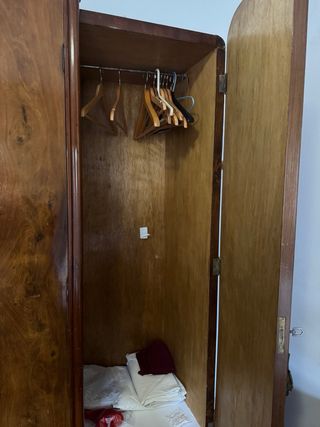 Armario antiguo de madera