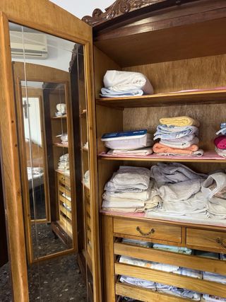 Armario antiguo de madera