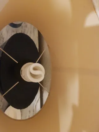 Lámpara de mesa azul y beige