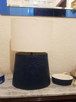 Lámpara de mesa azul y beige