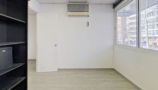 Oficina en venta en Porta en Barcelona