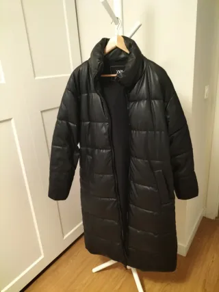 Abrigo largo polipiel Zara negro