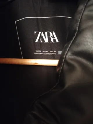 Abrigo largo polipiel Zara negro