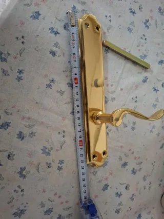 Manivela de puerta dorada