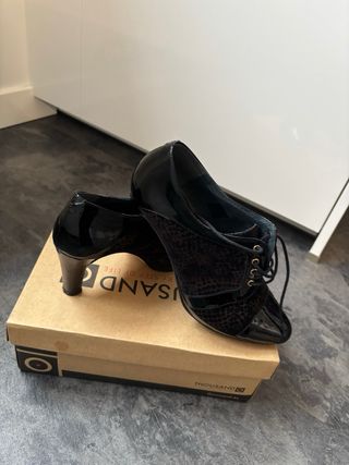 Zapato de piel con cordones de Pasther.