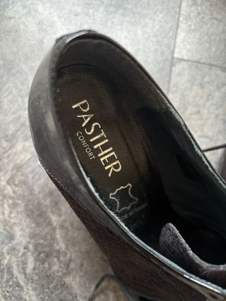 Zapato de piel con cordones de Pasther.