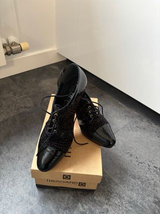 Zapato de piel con cordones de Pasther.