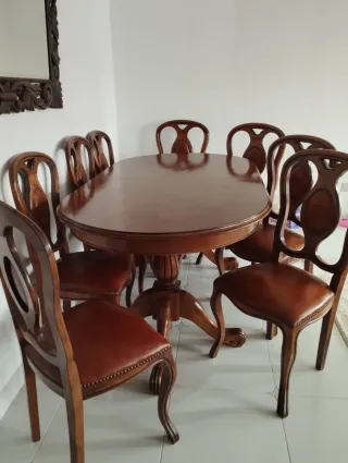 Mesa de comedor ovalada de madera con 8 sillas