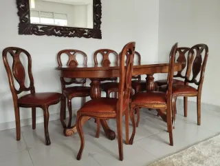 Mesa de comedor ovalada de madera con 8 sillas