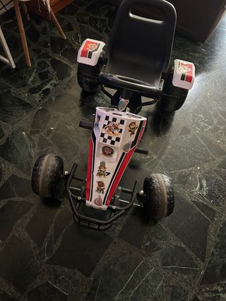 Coche de pedales para niños