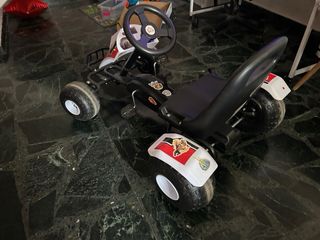 Coche de pedales para niños