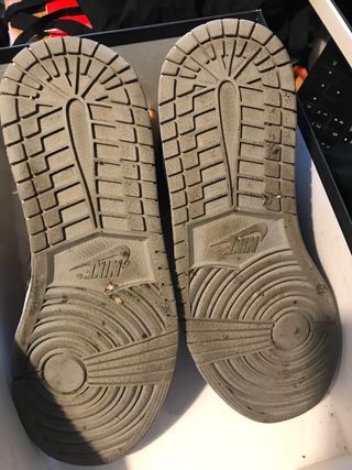 Zapatillas Jordan 1 Nike Grises y Rojas