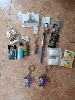 Lote Disney: Llaveros, Pines y Más
