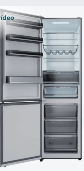 Frigorífico grande con congelador abajo