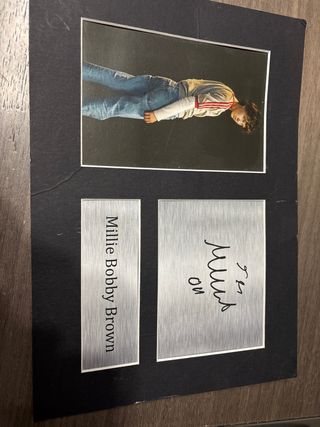 Millie Bobby Brown Firma Stranger Things Foto