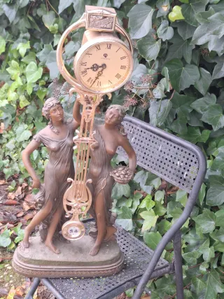 Reloj de péndulo antiguo con figuras