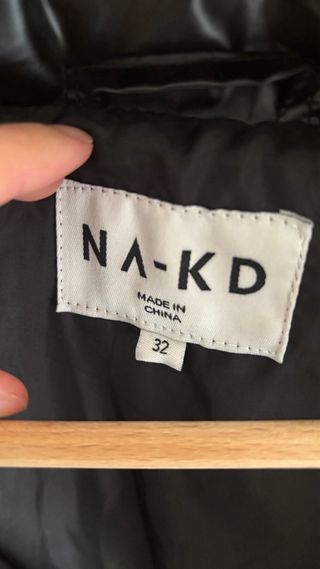 Abrigo acolchado negro oversize NA-KD