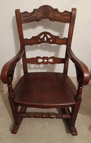 Mecedora de madera rústica