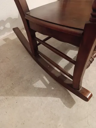 Mecedora de madera rústica