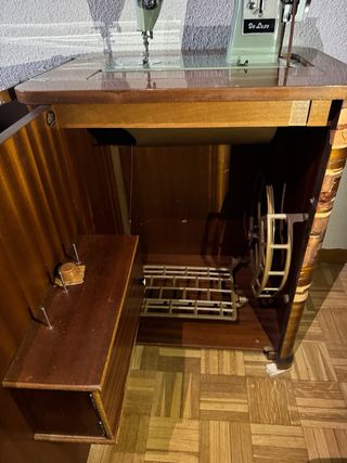 Máquina de coser Alfa a pedales con mueble