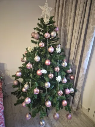 Árbol de Navidad con adornos rosas y plateados