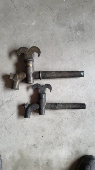 Grifos antiguos de cobre